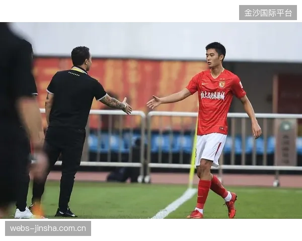 尤文外租小将莫卢奇：从“黑马”到“球王”传奇的背后故事